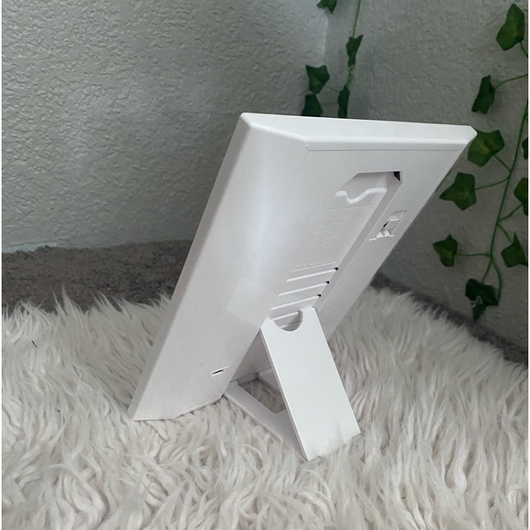 Small Foldable Vanity Mirror - Picture 2 of 4